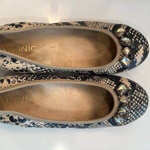 Vionic Snakeskin Flats with bead detail, Size 7
